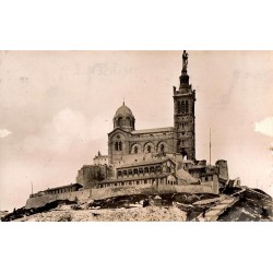 Carte postale ancienne de la Basilique Notre-Dame de la Garde à Marseille, vue historique du monument surplombant la ville