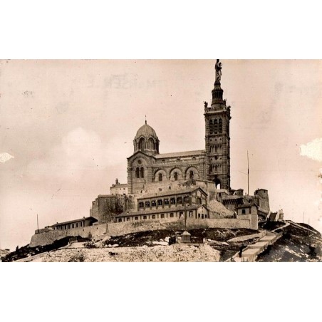 Carte postale ancienne de la Basilique Notre-Dame de la Garde à Marseille, vue historique du monument surplombant la ville
