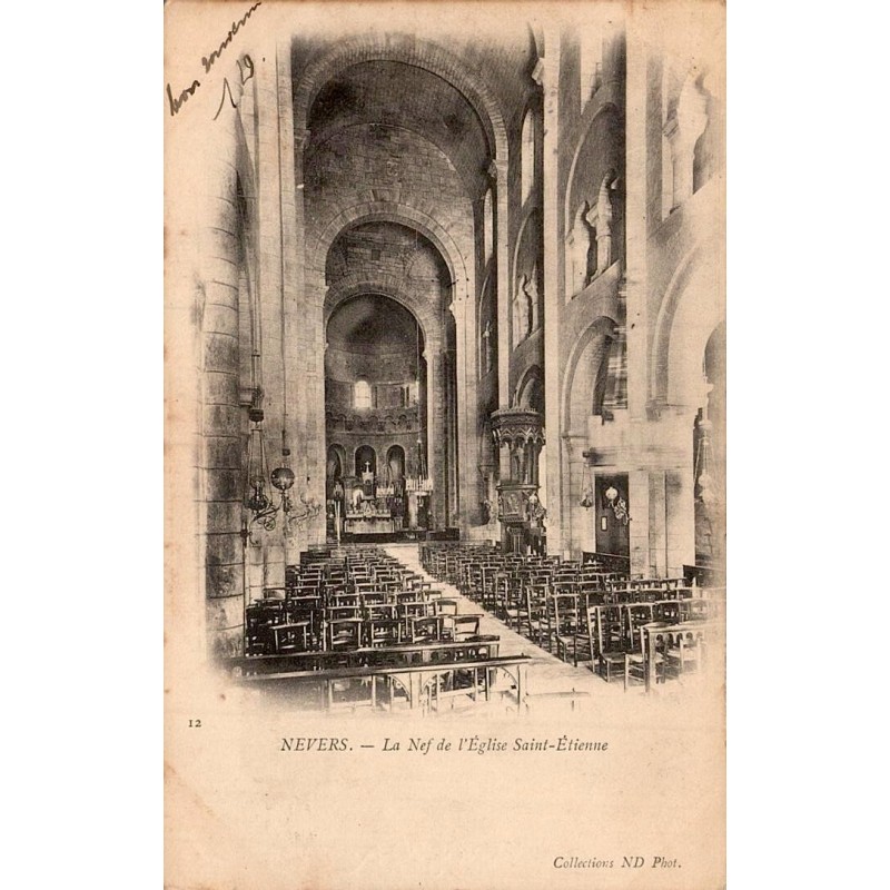 Carte postale ancienne de Nevers montrant la nef de l’église Saint-Étienne