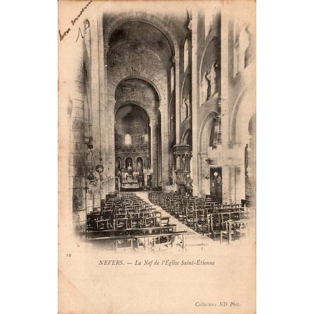 Carte postale ancienne de Nevers montrant la nef de l’église Saint-Étienne