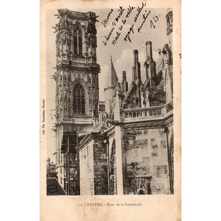 Carte postale ancienne de Nevers montrant la tour de la cathédrale Saint-Cyr