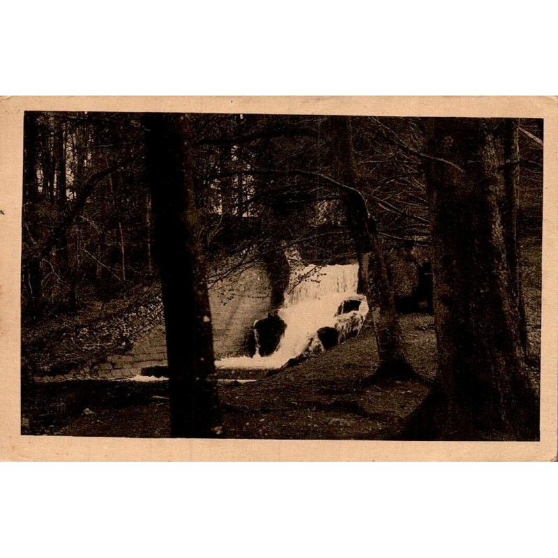Carte postale ancienne du lac des Settons montrant la cascade dans le Morvan