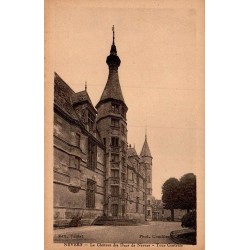 Carte postale ancienne de Nevers montrant la tour centrale du château des Ducs