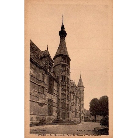 Carte postale ancienne de Nevers montrant la tour centrale du château des Ducs
