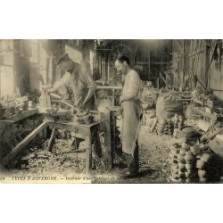 Reproduction de carte postale ancienne Auvergne intérieur d'une fabrique de sabots Collection Cartes d'Autrefois