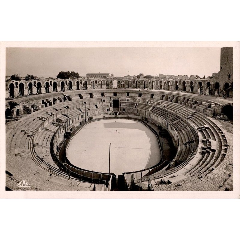 Carte postale ancienne de l’intérieur des arènes d’Arles montrant les gradins et l’espace central