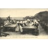 Reproduction de carte postale ancienne Port-Louis femmes des usines mettant leurs sardines à sécher  Morbihan
