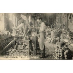 54 - TYPES D'AUVERGNE - Intérieur d'une Fabrique de Sabots