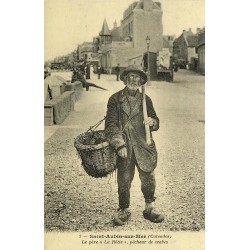 Reproduction de carte postale ancienne Le Père La Rôtie pêcheur de crabes Saint-Aubin-sur-Mer Collection Cartes d'Autrefois
