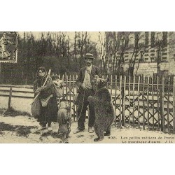 Reproduction de carte postale ancienne Les Petits Métiers de Paris Le Montreur d'Ours Collection Cartes d'Autrefois Paris