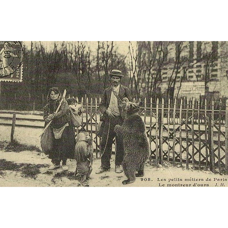 Reproduction de carte postale ancienne Les Petits Métiers de Paris Le Montreur d'Ours Collection Cartes d'Autrefois Paris