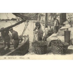 Reproduction de carte postale ancienne Trouville pêcheurs Collection Cartes d'Autrefois Calvados