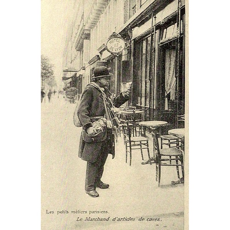 Reproduction de carte postale ancienne marchand d'articles de caves Paris Collection Cartes d'Autrefois petits métiers parisiens