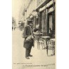 Reproduction de carte postale ancienne marchand d'articles de caves Paris Collection Cartes d'Autrefois petits métiers parisiens