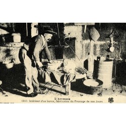 Reproduction de carte postale ancienne intérieur d'un buron fabrication du fromage Collection Cartes d'Autrefois Auvergne