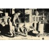 Reproduction de carte postale ancienne intérieur d'un buron fabrication du fromage Collection Cartes d'Autrefois Auvergne
