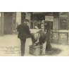 Reproduction de carte postale ancienne Le Décrotteur Commissionnaire fait les courses et porte les paquets