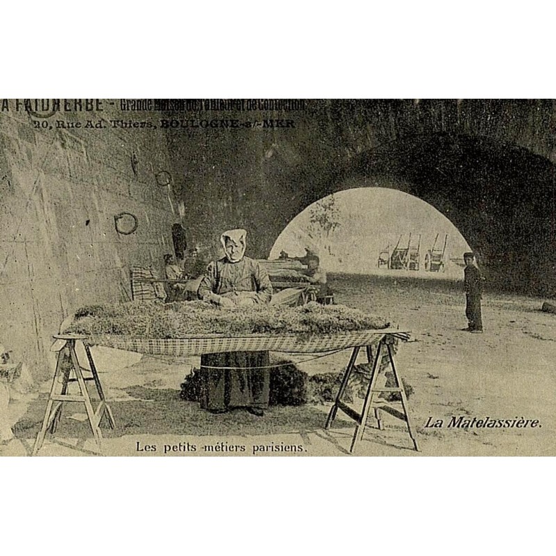 Reproduction de carte postale ancienne La Matelassière petits métiers parisiens Collection Cartes d'Autrefois Paris