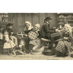 Reproduction de carte postale ancienne tissage de tamis et de cribles dans une famille de Bannalec  Finistère