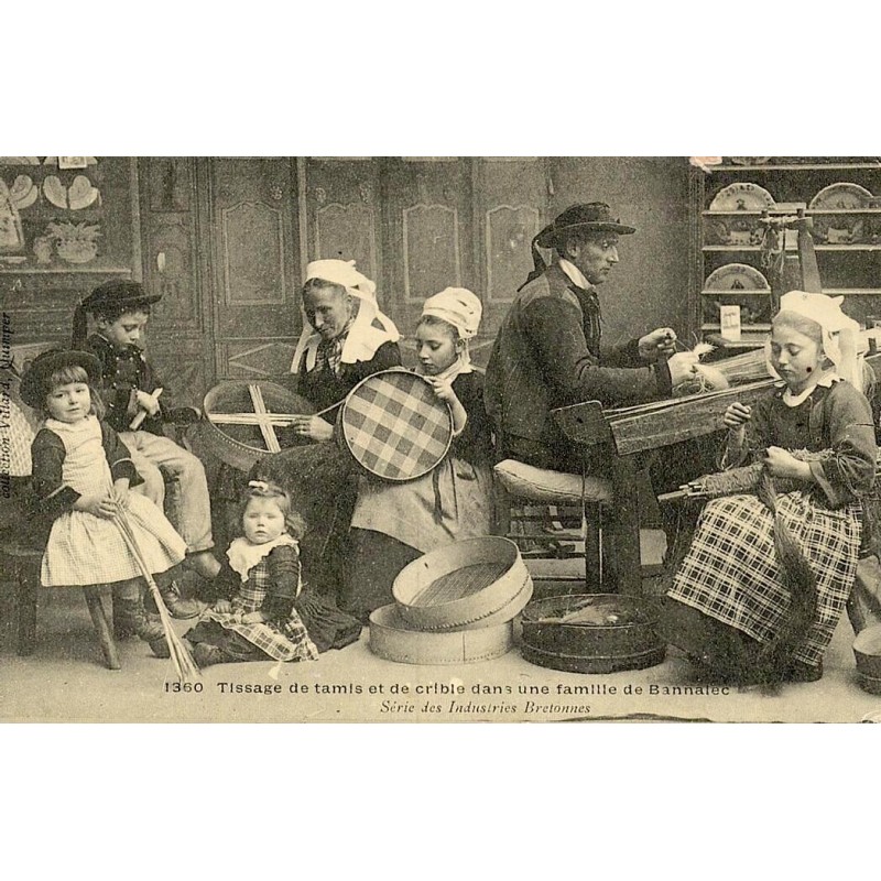 Reproduction de carte postale ancienne tissage de tamis et de cribles dans une famille de Bannalec  Finistère