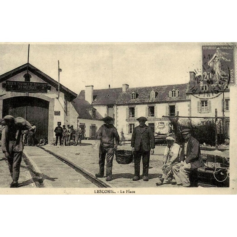 Reproduction de carte postale ancienne Lesconil La Place Collection Cartes d'Autrefois Finistère