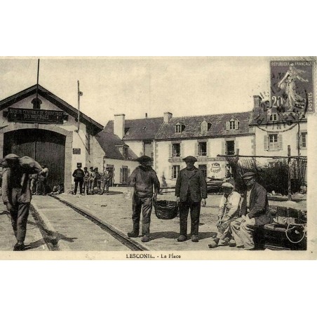 Reproduction de carte postale ancienne Lesconil La Place Collection Cartes d'Autrefois Finistère