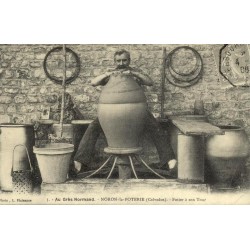 Reproduction de carte postale ancienne Noron-la-Poterie potier à son tour Collection Cartes d'Autrefois Calvados