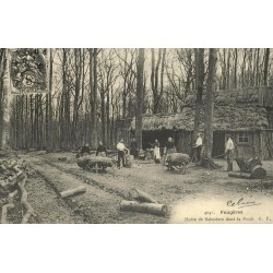 Reproduction de carte postale ancienne Fougères hutte de sabotiers dans la forêt Collection Cartes d'Autrefois Bretagne
