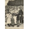 Reproduction de carte postale ancienne Fête Foraine Le Marchand de Coco Collection Cartes d'Autrefois Paris