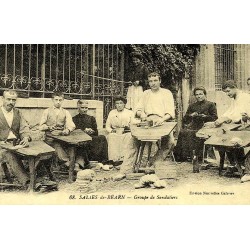 Reproduction de carte postale ancienne groupe de sandaliers Salies-de-Béarn Collection Cartes d'Autrefois Pyrénées-Atlantiques