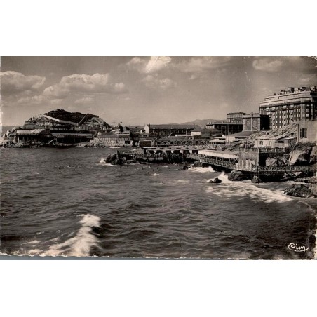 Carte postale ancienne de la Corniche à Marseille et de la plage des Catalans montrant la côte méditerranéenne historique