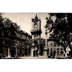 Carte postale ancienne de la Place de la Mairie à Aix-en-Provence montrant l’espace urbain historique