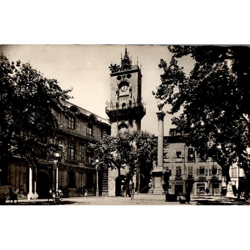 Carte postale ancienne de la Place de la Mairie à Aix-en-Provence montrant l’espace urbain historique