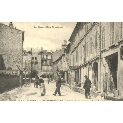 Reproduction de carte postale ancienne Manosque avenue de la Gare et porte Saunerie Collection Cartes d'Autrefois Provence
