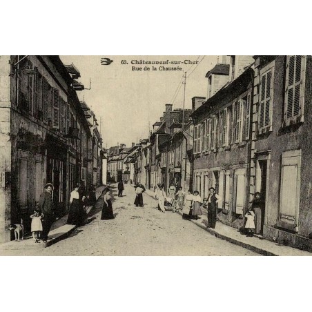 Reproduction de carte postale ancienne Châteauneuf-sur-Cher rue de la Chaussée Collection Cartes d'Autrefois Cher