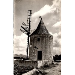 Carte postale ancienne du Moulin de Daudet à Fontvieille montrant le moulin à vent dans le paysage provençal