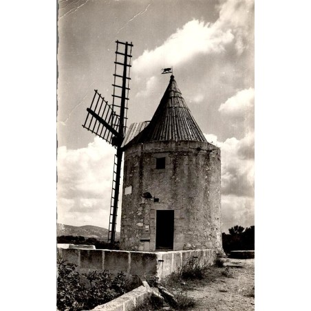 Carte postale ancienne du Moulin de Daudet à Fontvieille montrant le moulin à vent dans le paysage provençal