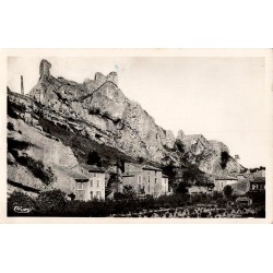 Carte postale ancienne du Moulin de Daudet à Fontvieille montrant le moulin à vent dans le paysage provençal