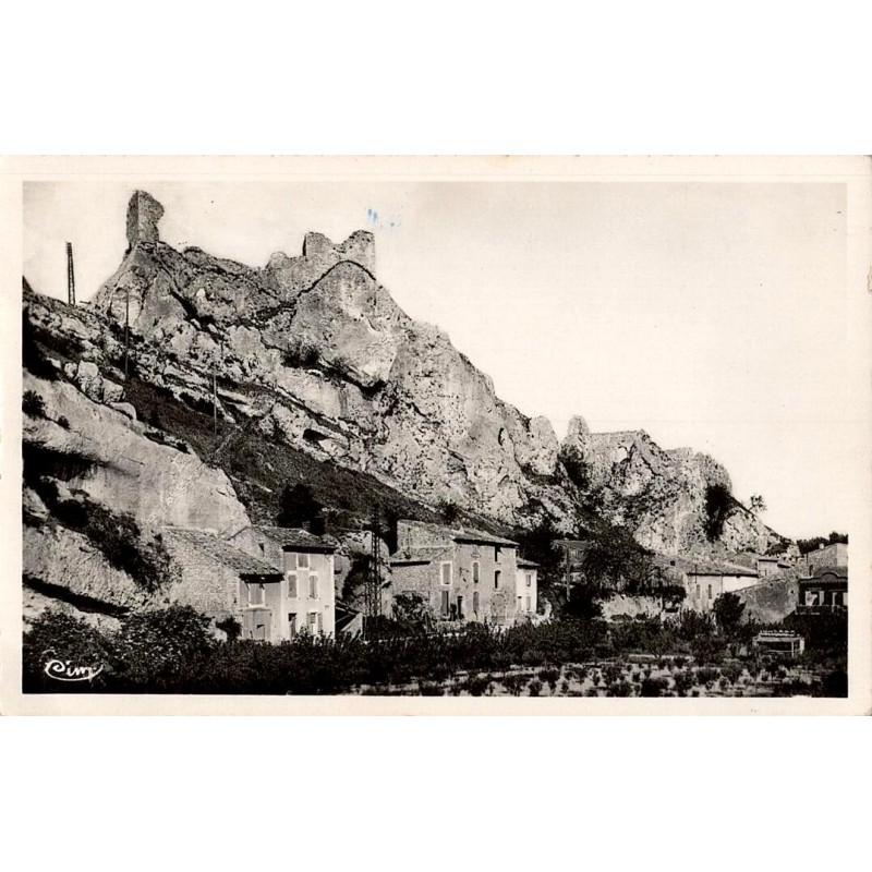 Carte postale ancienne du Moulin de Daudet à Fontvieille montrant le moulin à vent dans le paysage provençal