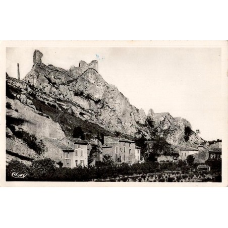 Carte postale ancienne du Moulin de Daudet à Fontvieille montrant le moulin à vent dans le paysage provençal