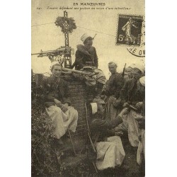 Reproduction de carte postale ancienne zouaves défendant une position au moyen d'une mitrailleuse Collection Cartes d'Autrefois