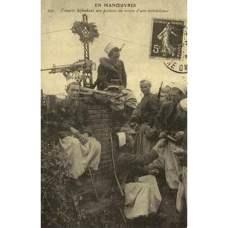 Reproduction de carte postale ancienne zouaves défendant une position au moyen d'une mitrailleuse Collection Cartes d'Autrefois