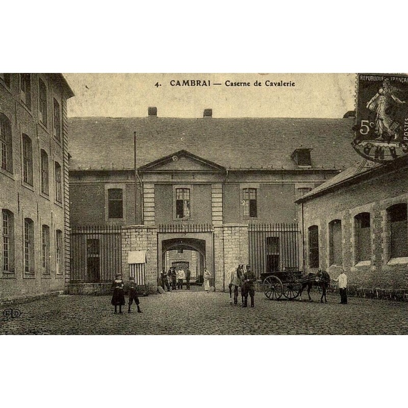 Reproduction de carte postale ancienne Cambrai caserne de cavalerie Collection Cartes d'Autrefois Nord
