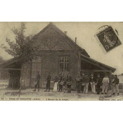 Reproduction de carte postale ancienne Camp de Sissonne l'heure de la soupe Collection Cartes d'Autrefois Aisne