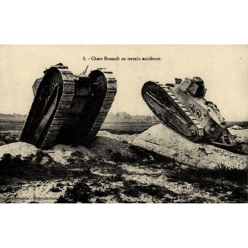 Reproduction de carte postale ancienne chars Renault en terrain accidenté Collection Cartes d'Autrefois patrimoine militaire