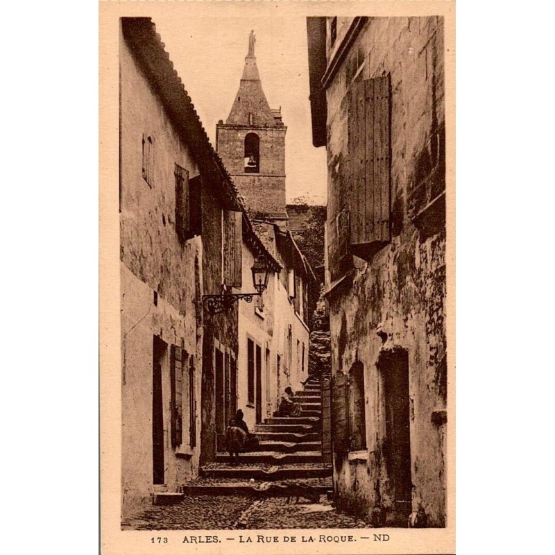 173 - ARLES - La Rue de la Roque - ND