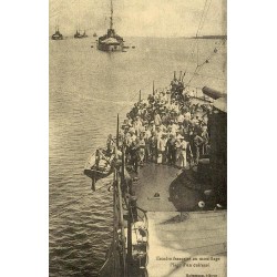 Reproduction de CPA escadre française au mouillage plage d’un cuirassé Collection Cartes d'Autrefois marine militaire