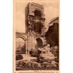 Carte postale ancienne Arles – Statue de Niobé et Tour du Théâtre Antique