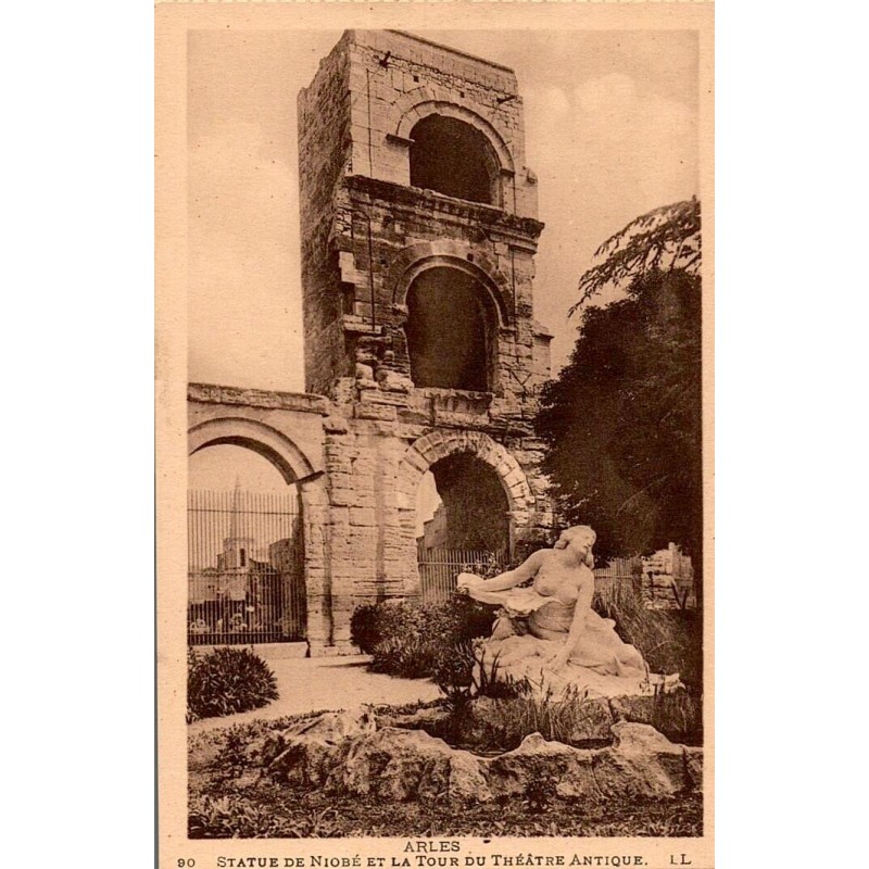 Carte postale ancienne Arles – Statue de Niobé et Tour du Théâtre Antique
