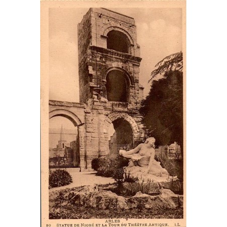 Carte postale ancienne Arles – Statue de Niobé et Tour du Théâtre Antique